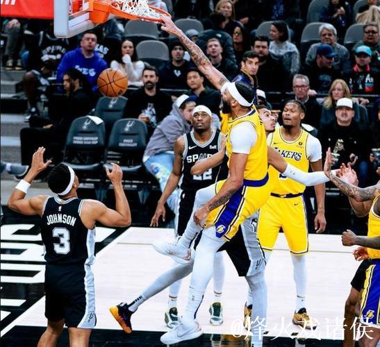 詹姆斯休战浓眉砍30+11 湖人狂胜开拓者终结3连败