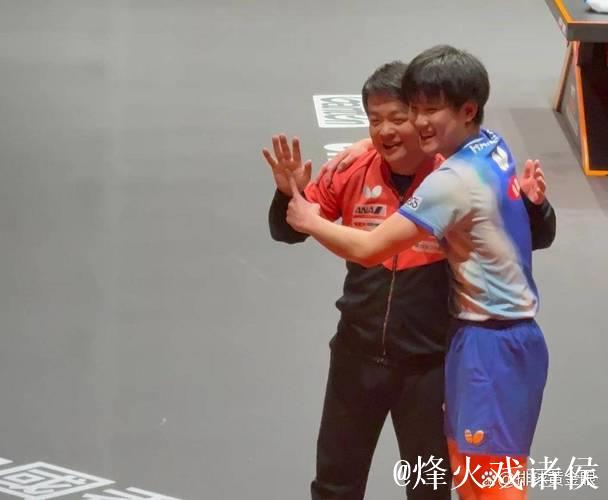 张本智和跪地捂脸!现场摆造型为教练儿子庆生,4次致敬樊振东 张本智和跪地捂脸!现场摆造型为教练儿子庆生,4次致敬樊振东